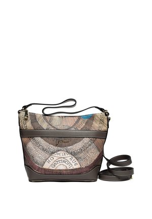 Borsa a tracolla marrone con intricati testi circolari e motivi simili a mappe, dettaglio del logo in oro e tracolla regolabile su uno sfondo bianco.