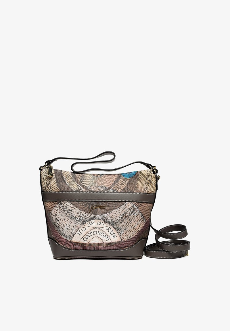 Braune Crossbody-Tasche mit komplizierten, kreisförmigen Text- und kartennahen Mustern, goldfarbenem Logo-Detail und verstellbarem Trageriemen auf weißem Hintergrund.
