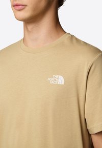 The North Face M SS BOX NSE TEE - T-shirts print - khaki stone white dune