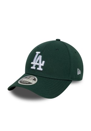 Grüner Baseballhut mit weißem, gesticktem "LA"-Logo. Mit einem gebogenen Schirm und verstellbarem Riemen, der eine strukturierte Stoffoberfläche zeigt.