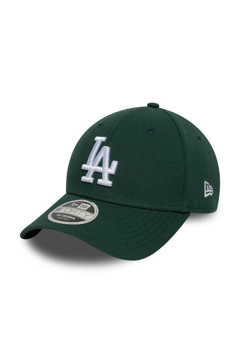 Zöld baseball sapka fehér hímzett "LA" logóval. Ívelt karimával és állítható pánttal rendelkezik, textúrázott szövet felülettel büszkélkedhet.