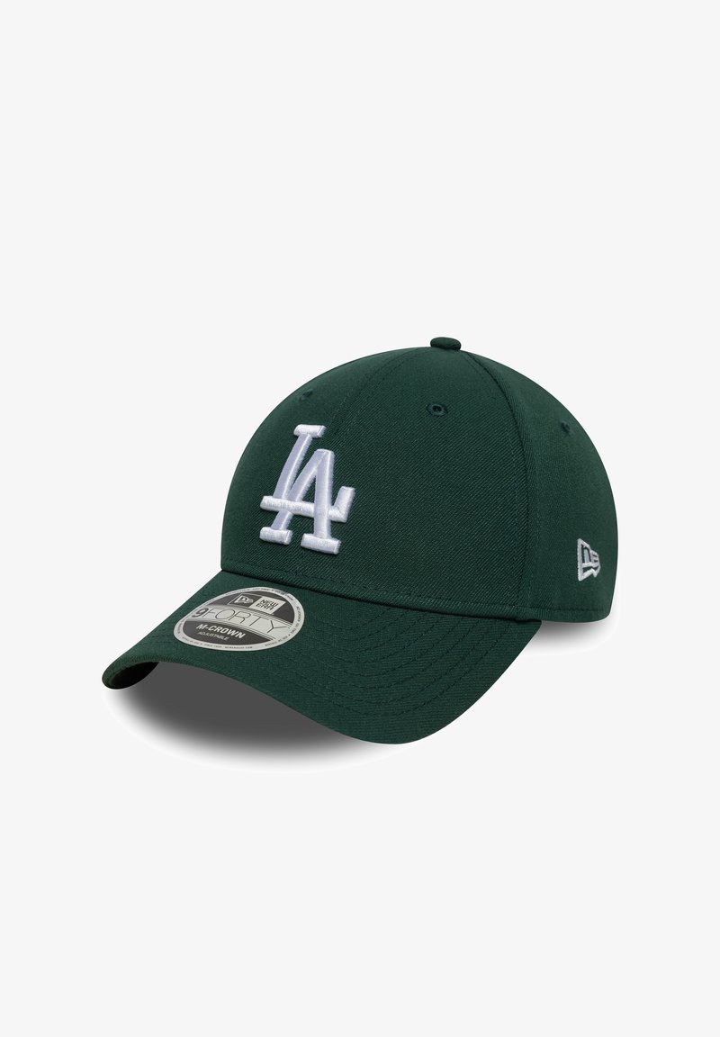 Zöld baseball sapka fehér hímzett "LA" logóval. Ívelt karimával és állítható pánttal rendelkezik, textúrázott szövet felülettel büszkélkedhet.