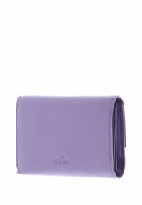 Portefeuille en cuir violet avec une texture lisse, fermé par un rabat, marqué de l'inscription "RFID STOP", et de forme compacte et rectangulaire.