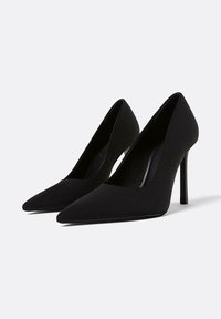 Scarpe con tacco alto nere dal design a punta e in tessuto liscio. Presentano un tacco a stiletto e una silhouette pulita senza decorazioni.