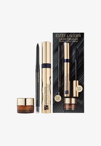 Das Estee Lauder Makeup-Set umfasst ein kleines Glas Creme, einen schwarzen Eyeliner-Stift und eine Mascara mit goldenem Deckel, alles in einer eleganten Verpackung.