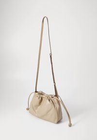 Bežová kabelka z umělé kůže se založeným designem, nastavitelné popruhy a stahovací šňůrkou. Hladká textura a kompaktní tvar.