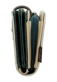Cartera trifold con cuero texturizado en verde y beige, un compartimento con cremallera y un borde metálico plateado, para un almacenamiento seguro.
