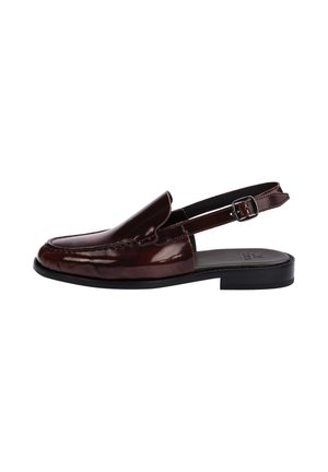 Dunkelbrauner Lackleder-Slingback-Loafer mit quadratischer Spitze, schwarzer Sohle und verstellbarem Schnallenriemen.