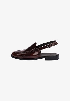 Mocassin slingback en cuir verni marron foncé avec bout carré, semelle noire et sangle à boucle réglable.