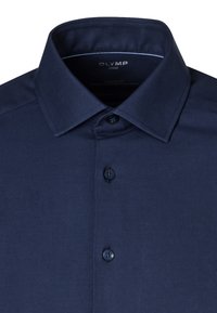 Dunkelblaues Dress-Shirt mit modernem Schnitt, ausgestattet mit einem klassischen Kragen, sechs Knöpfen und einer glatten Textur. OLYMP-Branding im Kragen.