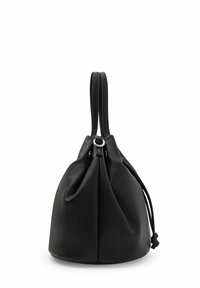 Schwarze Leder-Eimer-Tasche mit einer strukturierten Oberfläche, einer geschnürten Verschluss und zwei langen Schulterriemen, die mit silbernem Zubehör gesichert sind.