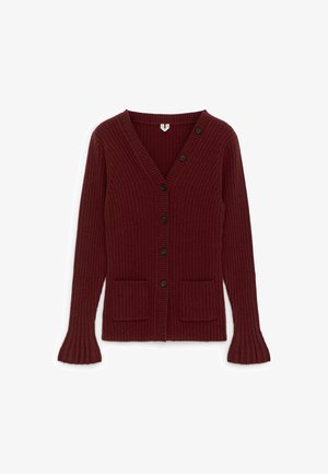 Weinrote Rippstrickjacke mit V-Ausschnitt, langen Ärmeln und schwarzen Knöpfen. Besitzt zwei vordere Taschen und ein strukturiertes Strickmuster.