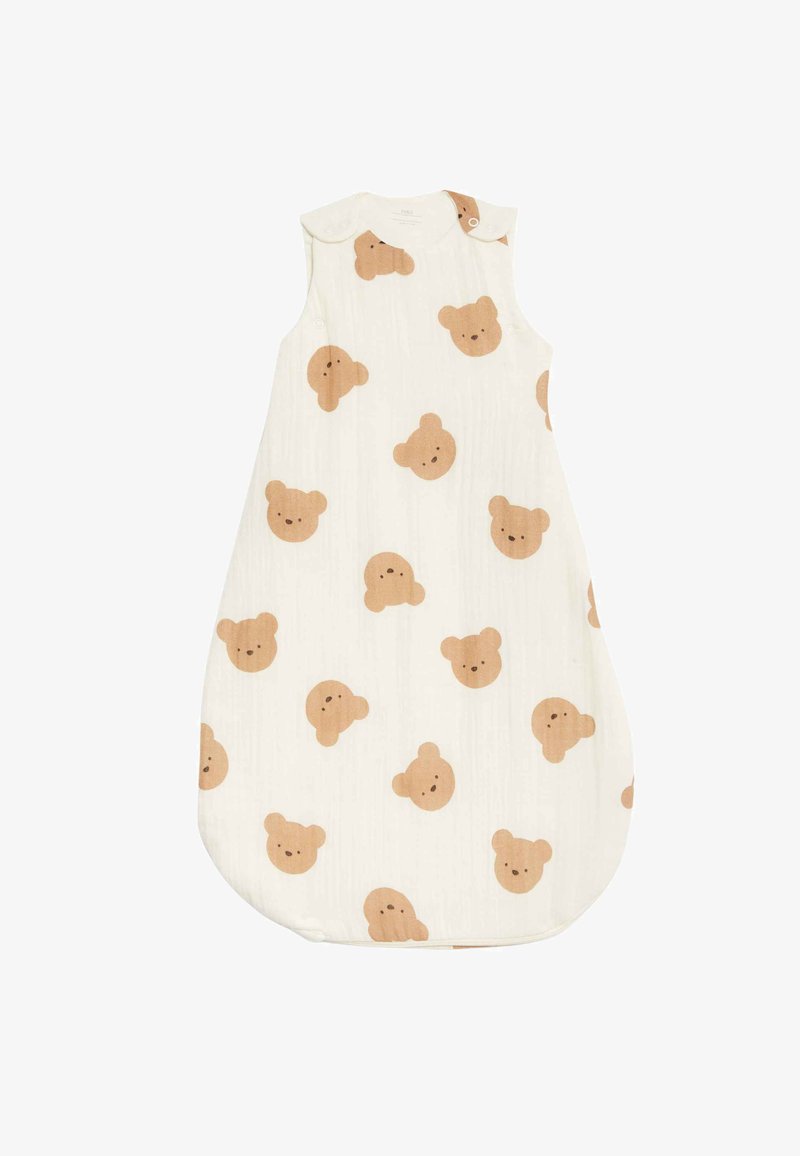 Bawełniany śpiworek do spania w kolorze białym z nadrukami głów niedźwiedzi w jasnobrązowym kolorze. Posiada zatrzaski na ramieniu oraz zaokrąglony dół, zapewniające swobodę ruchów.