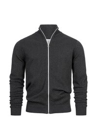 Cárdigan de cremallera en gris oscuro con textura de espiga, puños y cuello acanalados. Presenta una cremallera blanca en contraste.