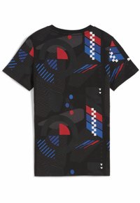Schwarzes T-Shirt mit geometrischem Muster aus roten, blauen und weißen Formen. Kurze Ärmeln, runder Ausschnitt und weicher Stofftextur.