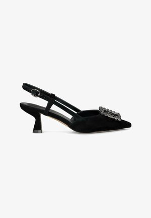 Scarpa slingback in suede nero con punta affilata, tacco medio e decorazione a catena sulla parte anteriore. Cinturino regolabile con fibbia.