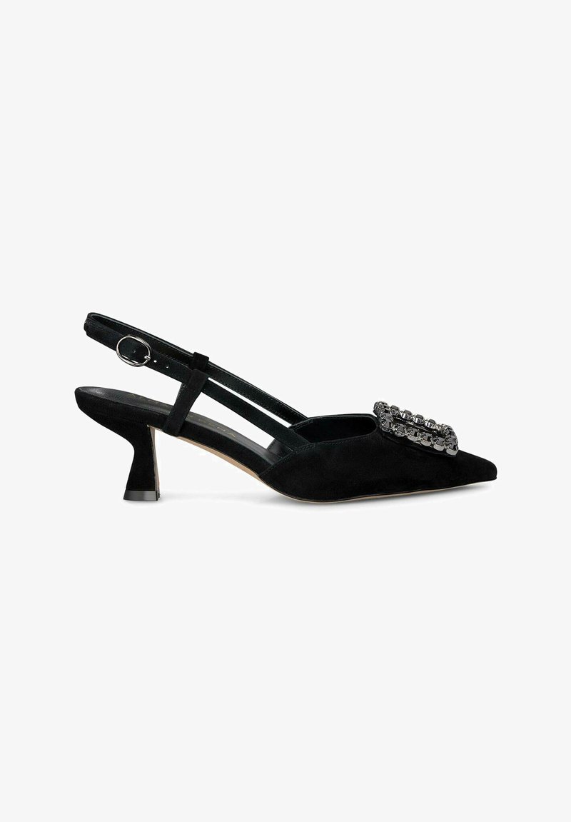 Scarpa slingback in suede nero con punta affilata, tacco medio e decorazione a catena sulla parte anteriore. Cinturino regolabile con fibbia.