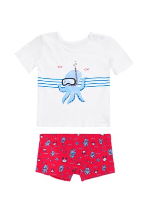 Camiseta blanca de manga corta con un pulpo azul que lleva una máscara de buceo, combinada con pantalones cortos rojos con estampado de pequeños pulpos azules, cangrejos y estrellas de mar.