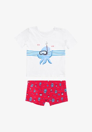 Camiseta blanca de manga corta con un pulpo azul que lleva una máscara de buceo, combinada con pantalones cortos rojos con estampado de pequeños pulpos azules, cangrejos y estrellas de mar.