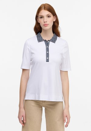 Witte polo-shirt met een kraag in marineblauwe ruitpatroon en een drie-knopen sluiting. Korte mouwen en een rechte zoom met zijsplitten voor extra comfort.