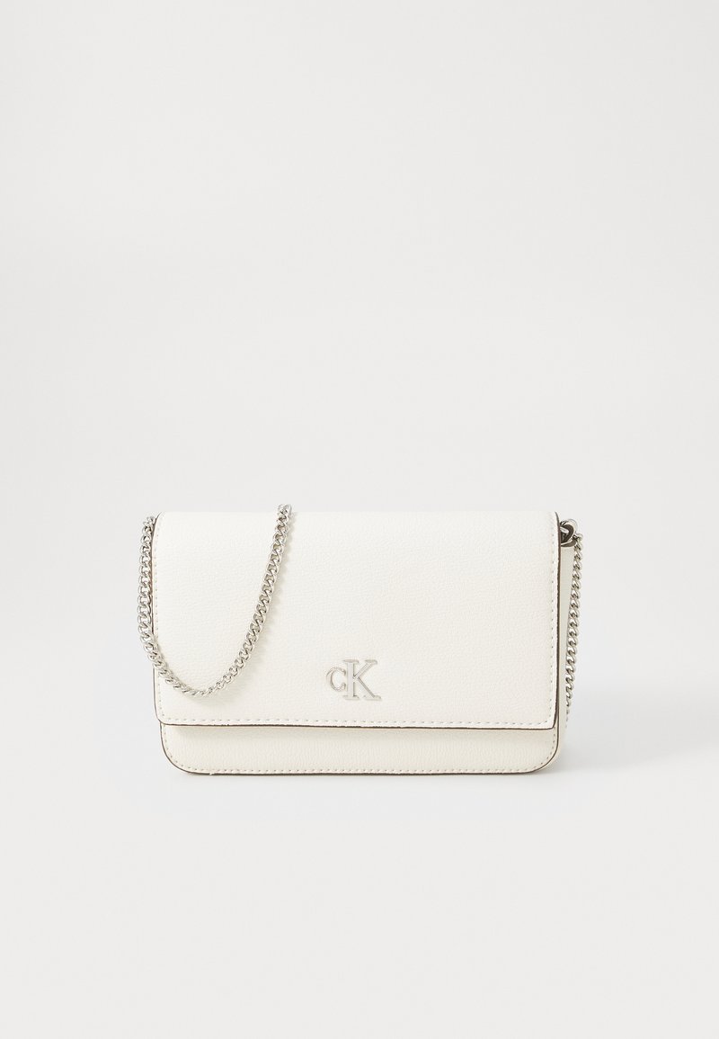 Bolso de piel blanca tipo bandolera con cierre de solapa, correa de cadena plateada, logo embosado y sutil detalle de costura. Forma rectangular compacta.
