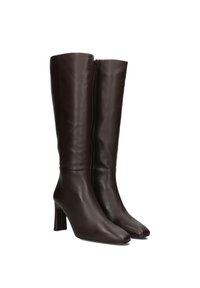 Bottines en cuir marron, montantes jusqu'au genou, avec un bout carré, un talon bloc, une texture lisse, et une fermeture éclair sur le côté pour un enfilage facile. Accentué par des coutures minimales.