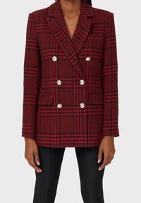 Rot-schwarzes karierter Doppelreiher-Blazer mit goldenen Knöpfen, zwei vorderen Taschen und taillierter Passform. Texturierter Stoff mit strukturierten Revers.