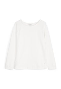 Camicia bianca a maniche lunghe, realizzata in un tessuto morbido, con un ampio scollo e maniche raglan, caratterizzata da un design semplice e privo di decorazioni.