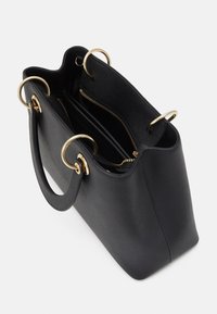 Czarna skórzana torba typu tote z złotymi akcentami, charakteryzująca się zarysowanym designem, podwójnymi uchwytami oraz kieszenią na zamek wewnątrz. Gładka tekstura zewnętrzna.