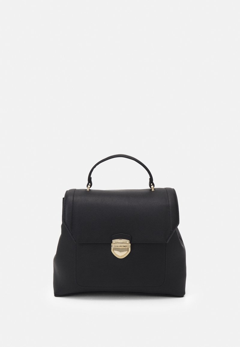 Borsa a mano in pelle nera con design strutturato, manico superiore e dettagli in oro. Presenta una chiusura a pattina e un logo discreto.