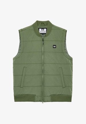 Khaki színű puffervest magas gallérral, vízszintesen steppelt kialakítással, elöl cipzáros záródással és rugalmas bordázott hem-mel; oldalsó zsebekkel rendelkezik.