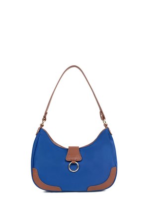Sac à main bleu avec des accents en cuir marron, une bandoulière unique et un détail en anneau doré à la fermeture avant centrale.