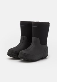 Botas impermeables negras con una parte superior de neopreno suave, punta redondeada, suela de goma texturizada y puño elástico para un ajuste seguro.