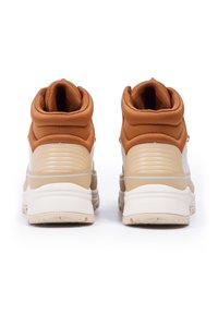 Sneaker alte caratterizzate da una tomaia in tessuto marrone, suola intermedia bianca e suola in gomma texturizzata color crema. Collare imbottito per il comfort.