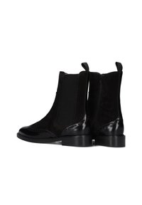 Zwarte suède enkelboots met elastische zijkanten, gladde lakleren accenten en een lage gestapelde hak. Ritsen aan de achterkant.