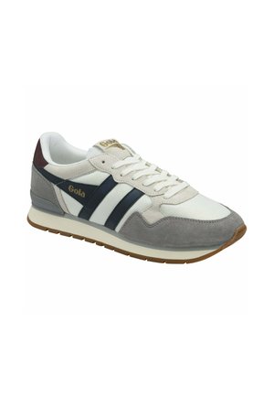 Gola sneaker met een lichtgrijze en witte mesh bovenkant, donkerblauwe strepen, suède accenten, witte veters en een gumrubberen buitenzool.