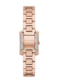 Montre en métal rose doré avec un boîtier rectangulaire, un bracelet à motifs et "Michael Kors" gravé sur le côté. Détails argentés visibles.