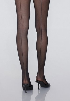 Černé průhledné punčochy s vertikálním žebrováním, se zadním švem, doplněné černými stiletto podpatky. Hladká textura, elegantní design.