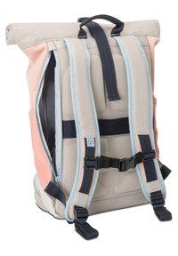 Sac à dos à rabat en beige clair et corail, avec un dos en mesh, des bretelles ajustables, une fermeture à boucle et une poche latérale zippée.