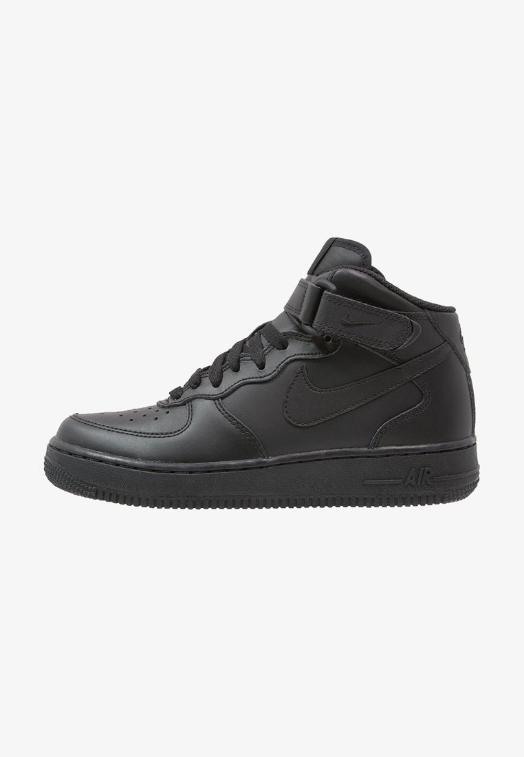 Sneaker montante en cuir noir avec une boîte à orteils perforée, un cordon de serrage à l'avant, une sangle de cheville ajustable et une semelle en caoutchouc texturé.