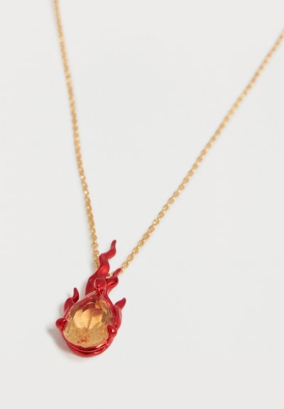 Χρυσό κολιέ με μενταγιόν σε σχήμα σταγόνας δακρύου με κίτρινο λίθο, περιτριγυρισμένο από κόκκινες λεπτομέρειες σε σχήμα φλόγας.