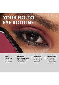 Gros plan sur un œil marron avec des cils foncés et un fard à paupières rose vif et noir, accompagné d'un fard à paupières rose en boîte compacte et d'étapes de routine maquillage.