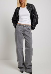 HUFT - Brīva piegriezuma džinsi - light grey