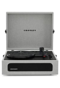 Crosley-Plattenspieler mit einer grauen Stoffabdeckung, schwarzem Plattenteller und roten Akzenten am Tonarm. Verfügt über eine gittermusterartige Lautsprecherfront und Regelknöpfe.