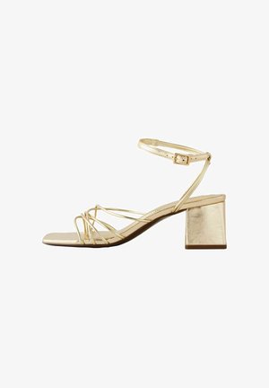 Goldfarbene Sandale mit Riemchen, niedrigem Blockabsatz und verstellbarem Knöchelriemen mit Schnalle, offene Zehenpartie und quadratisches Zehen-Design.