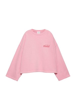Locker sitzender rosa Langarm-Sweatshirt mit dem Aufdruck "LAID-BACK" und drei roten Sternen auf der linken oberen Brustseite.