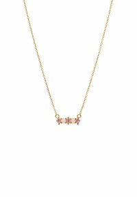 Gouden ketting met een centrale hanger met drie roze stenen en twee heldere stenen, gezet in een fijn metalen ontwerp.