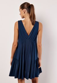 Apricot EMBROIDERED BLOOMS SWING - Ranta-asusteet - navy