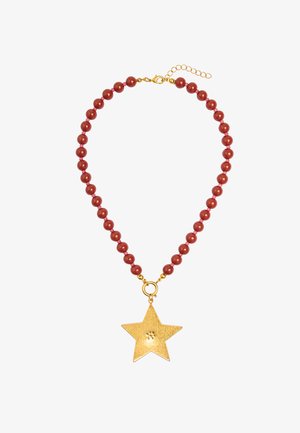 Naszyjnik z polerowanymi czerwonymi koralikami i złotym, gwiazdkowatym wisiorkiem z małymi wypukłymi kropkami, zapinany na złote zapięcie z regulowanym łańcuszkiem.