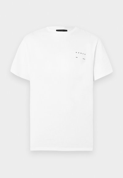 Άσπρο βαμβακερό t-shirt με κοντά μανίκια, στρογγυλή λαιμόκοψη και μικρό μαύρο λογότυπο στο αριστερό στή θος. Λείο ύφασμα, άνετη εφαρμογή.